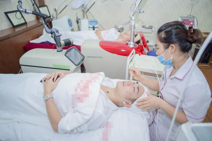 Liveshow được đầu tư ho&agrave;nh tr&aacute;ng sang trọng.