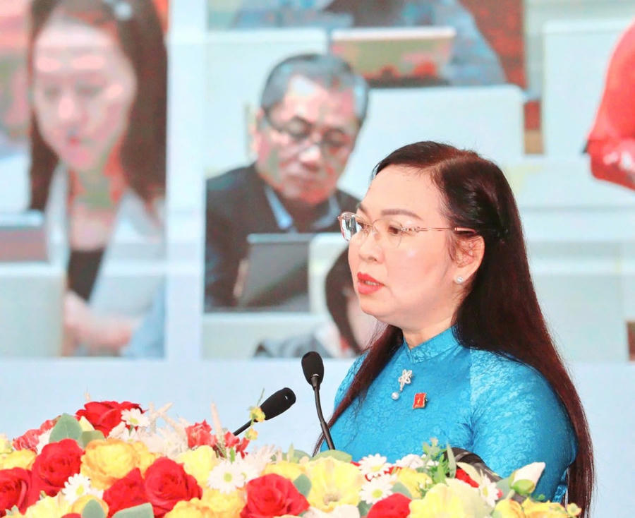 Bà Lý Anh Thư, Tỉnh ủy viên, Phó Trưởng đoàn chuyên trách Đoàn ĐBQH tỉnh phát biểu tại Hội nghị.