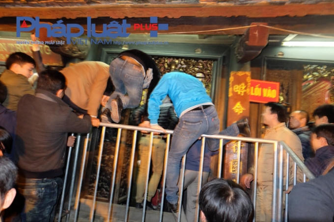 Cảnh tượng chen lấn, xe đẩy gây phản cảm mà lực lượng an ninh cũng không thể kiểm soát được.
