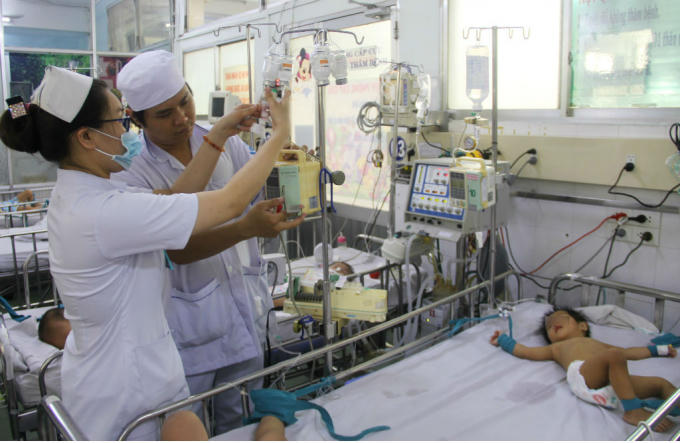 Không chỉ nhập viện với số lượng đông, mà còn có nhiều ca nặng. Lúc nào trong khoa cũng có trên 20 bé phải thở máy, lọc máu. Với những ca bệnh này, y bác sĩ cũng sẽ để ý hơn.