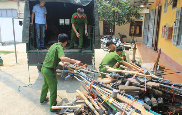Lực lượng Công an vận động, thu hồi vũ khí, vật liệu nổ, công cụ hỗ trợ. (Ảnh: Công an Thanh Hoá)