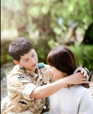 Hậu duệ của Mặt trời tập 10: Joong Ki v&agrave; Jin Goo &ldquo;to&aacute;t mồ h&ocirc;i&rdquo; v&igrave; người y&ecirc;u ph&aacute;t hiện ảnh với g&aacute;i lạ