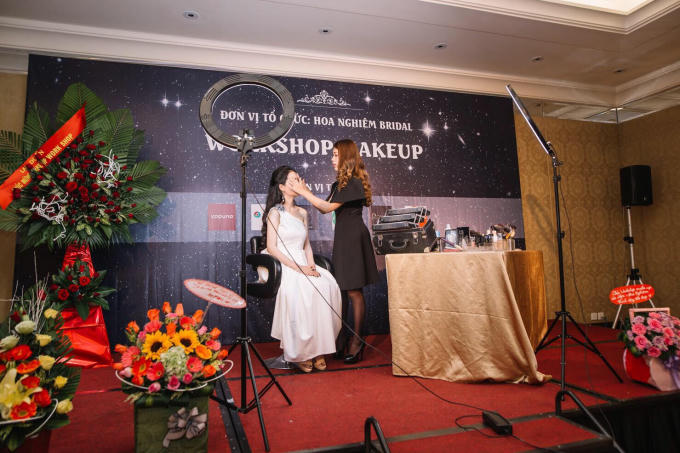 Hướng dẫn "làm đẹp" ngay tại sân khấu Workshop Makeup.