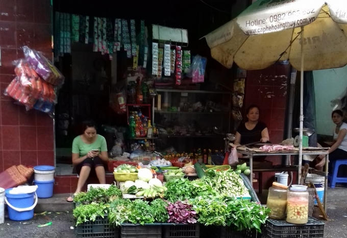 Chị Ngọc - Người bán hàng tại khu vực ngõ 165 Xuân Thủy cho biết, những ngày mưa bão này, lượng người mua mặt hàng rau củ giảm lớn. Tuy nhiên, việc tăng giá đối với mặt hàng này vẫn phải duy trì bởi mưa ngập, việc vận chuyển rau củ từ nơi sản xuất về cửa hàng rất vất vả và tốn kém.