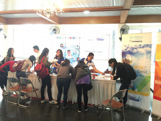 Các bạn sinh viên tham gia tìm hiểu sâu về cơ hội việc làm tại chương trình khởi động Dynamic 2017.