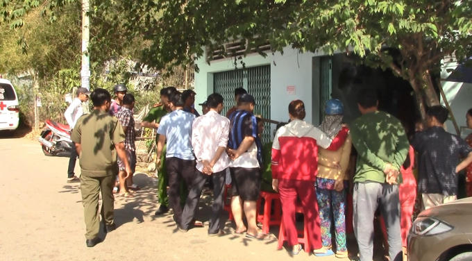 Lực lượng công an lấy lời khai nhân chứng tại khu vực nhà trọ, nơi xảy ra sự việc (Ảnh: Hà Bắc)
