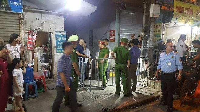 Lực lượng chức năng phong tỏa khu vực hiện trường, tối 21/9. Ảnh: Trần Thường
