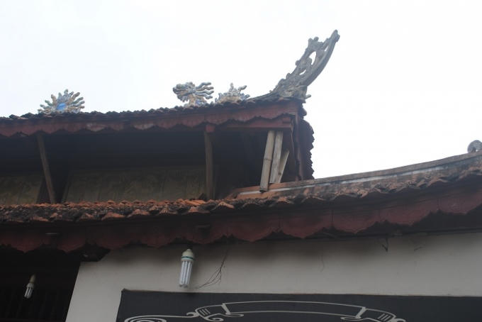 Mái của nhà Hạ điện được gia cố một cách rất sơ sài. Ảnh Duy Ngợi