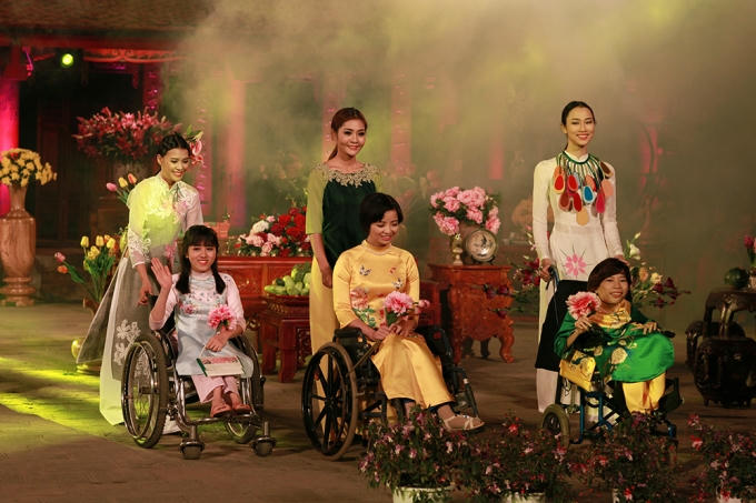 Sự xuất hiện của những người mẫu đặc biệt được khán giả cổ vũ nồng nhiệt, đầy xúc động.