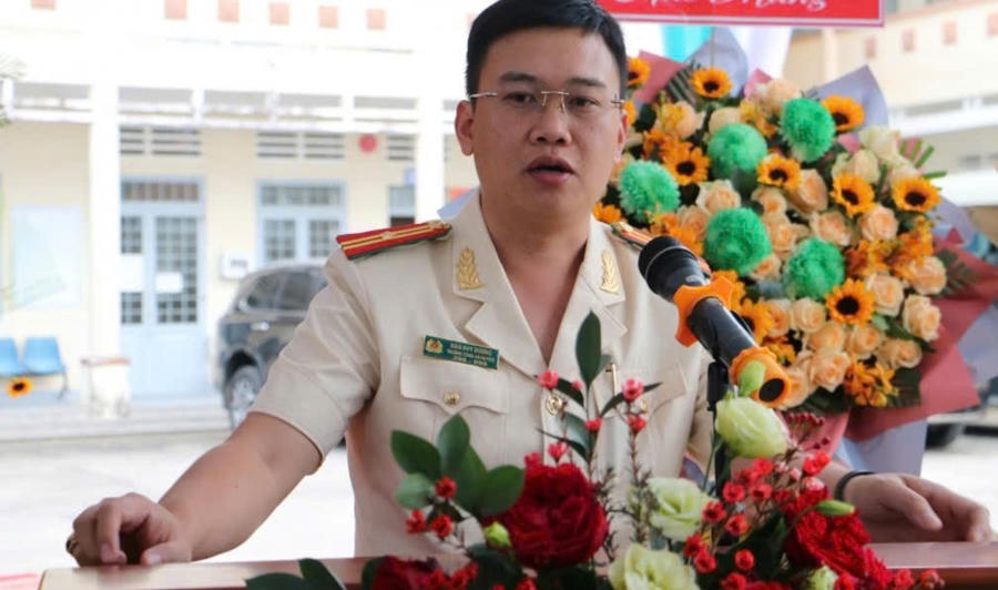 Thiếu tá Đào Duy Dương- Trưởng Công an huyện Đạ Huoai( mới) phát biểu nhận nhiệm vụ. Ảnh: Báo Lâm Đồng