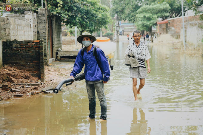 Cán bộ y tế phun thuốc khử trùng toàn xã.