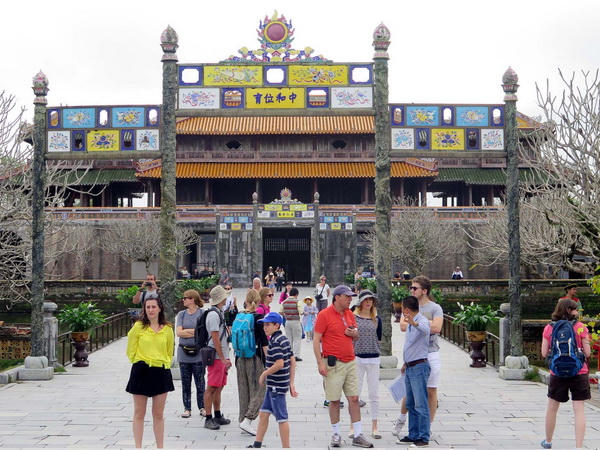 Du khách tham quan Đại Nội Huế.
