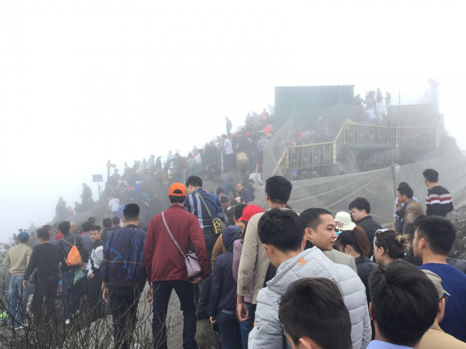 Tuy đã có cáp treo nhưng nhiều tín đồ và du khách vẫn chọn lối đi bộ leo đến chùa Đồng - ngôi chùa cao nhất trên đỉnh Yên Tử, để thể hiện "lòng thành" khi về đất Tổ.