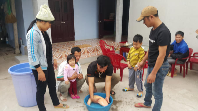 Rất nhiều người hiếu kì đến xem con cá trê lạ mà anh Ba bắt được.