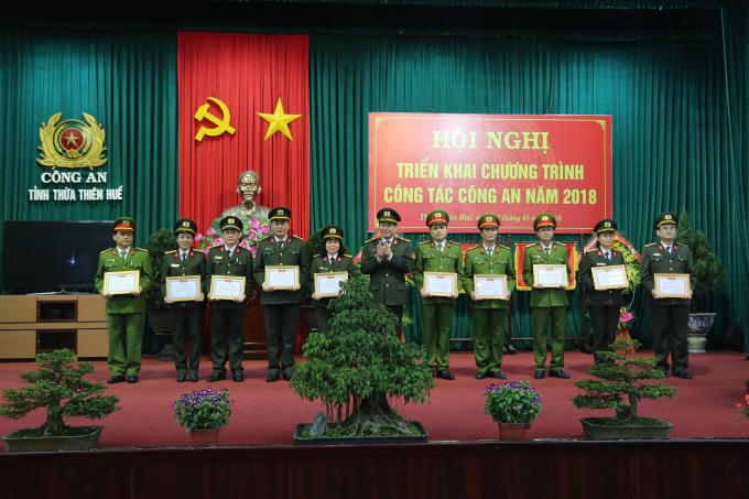 Đại tá Lê Quốc Hùng - UVTV Tỉnh uỷ, Giám đốc Công an tỉnh tặng danh hiệu đơn vị Quyết thắng cho các đơn vị đạt thành tích xuất sắc.