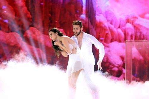 Bước nhảy hoàn vũ 2016 tập 1: Jennifer nóng bỏng với vũ điệu Samba