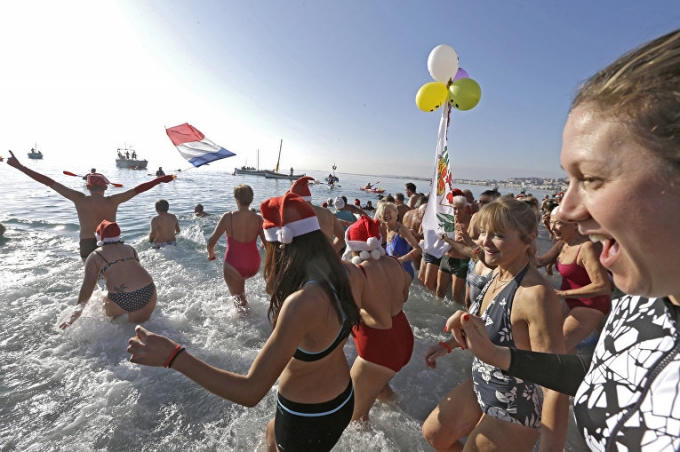 Tại thành phố Nice (Pháp), một vài ngày trước dịp Noel, người ta tổ chức một cuộc bơi truyền thống mừng lễ Giáng sinh an lành. (Ảnh: AP)