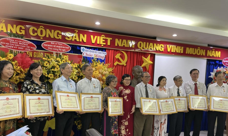 cán bộ Hội Cựu Giaó chức có thành tích xuất sắc nhận bằng khen.