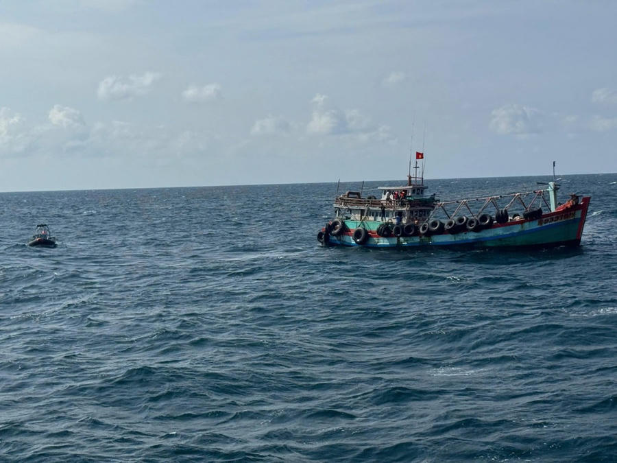 Tàu BP.27.19.01 tiếp cận tàu cá vi phạm