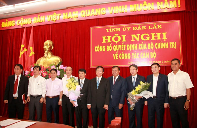 Lãnh đạo Ban Tổ chức Trung ương, Ban Thường vụ Tỉnh ủy Đắk Lắk chúc mừng đồng chí Y Thanh Hà Niê Kđăm và đồng chí Nguyễn Hải Ninh.
