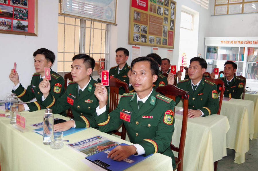 Các đại biểu biểu quyết nhất trí thông qua kết quả bầu cử Cấp ủy Đảng Bộ Đồn Biên phòng Khánh Hội.