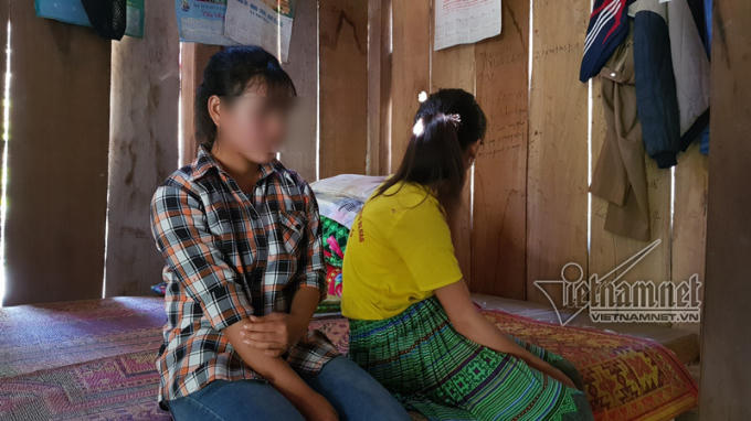 Hai em L. (áo sọc) và T. may mắn được cứu thoát trước khi bị bán sang Trung Quốc.