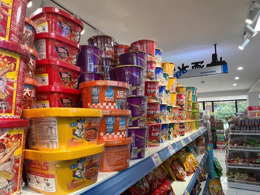 Hàng chục sản phẩm mỳ ăn liền được bày trên kệ hàng toàn bằng chữ Trung Quốc.