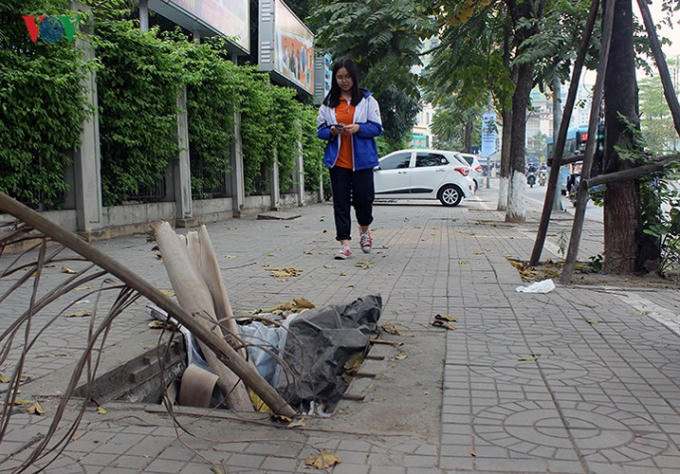 Điều đáng chú ý, nhiều hố ga, hố cáp quang... bị mất nắp đe dọa đến an toàn của người dân trong thời gian dài, tuy nhiên vẫn chưa được khắc phục.
