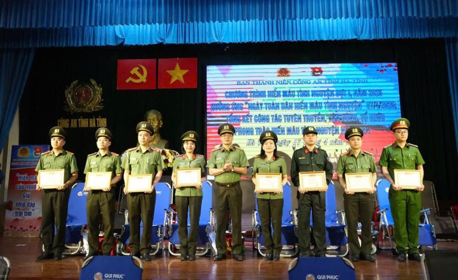 Đại tá Nguyễn Duy Đông,trao giấy khen cho các tập thể, cá nhân có thành tích xuất sắc trong phong trào hiế máu.
