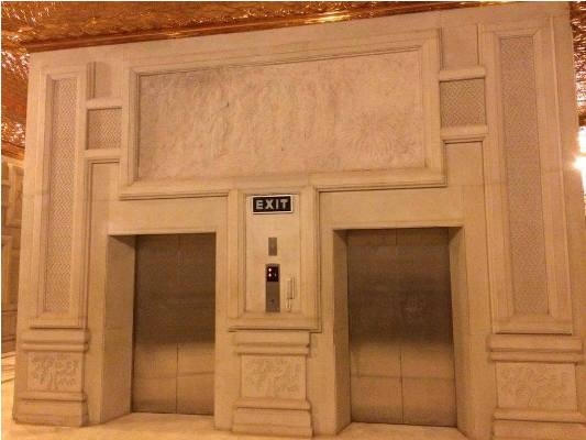 Thang máy để lên bảo tháp rất hiện đại. Ảnh: Bảo Yến.