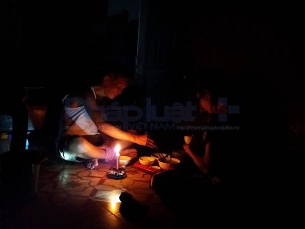 Vợ chồng ông Nguyễn Xuân Quyết năm nay đã ngoài 70 tuổi vất vất vả lắm mới lo xong măm cơm tối.