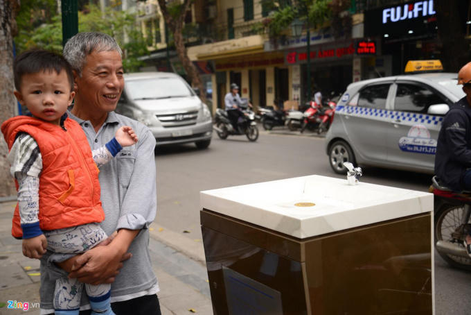 Mọi người xung quanh đây đều tỏ ra hồ hởi với trụ nước này. Được biết, một công ty cổ phần đã lắp đặt những trụ nước sạch này.