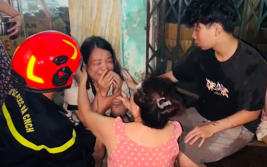 Các nạn nhân được lực lượng chức năng ứng cứu kịp thời đưa ra khỏi đám cháy.