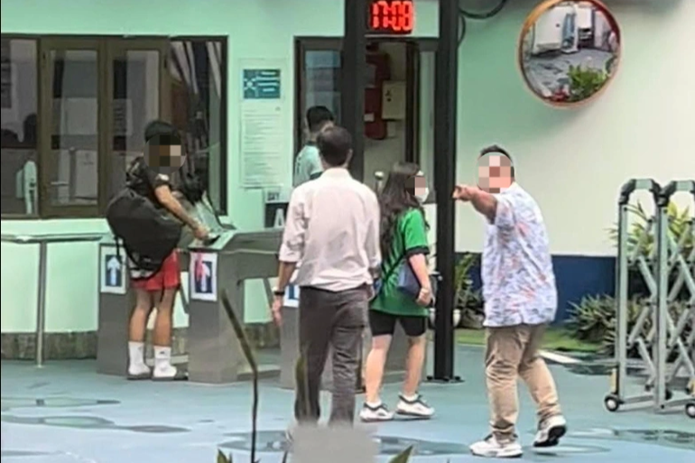 Hai bên phụ huynh tranh cãi, sau đó ra về trong sự bức xúc. (Ảnh chụp màn hình)