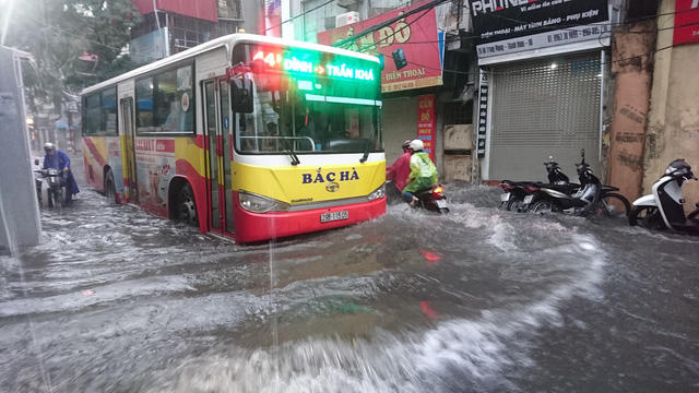 Tuyến phố ngập lụt, xe máy phải dắt bộ vượt qua.