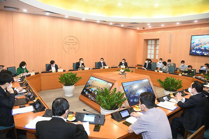 Phó Thủ tướng Chính phủ Vũ Đức Đam - Phó Trưởng Ban chỉ đạo Quốc gia phòng, chống dịch COVID-19 làm việc với TP Hà Nội sáng 2/11/2021. Ảnh: KTĐT