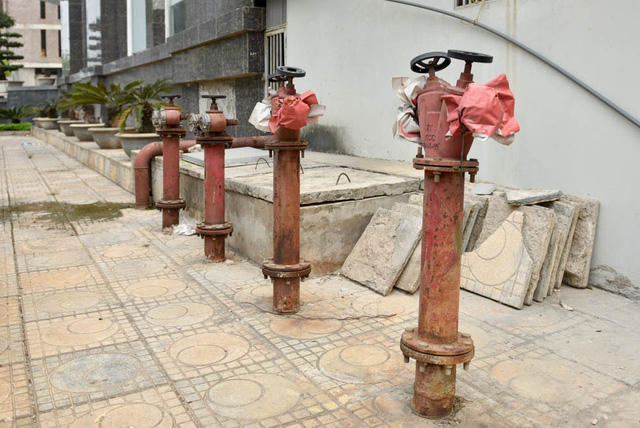 Hàng loạt trụ nước cứu hỏa của một tòa nhà chung cư ở khu đô thị Văn Phú (Hà Đông) được bọc tạm bợ.