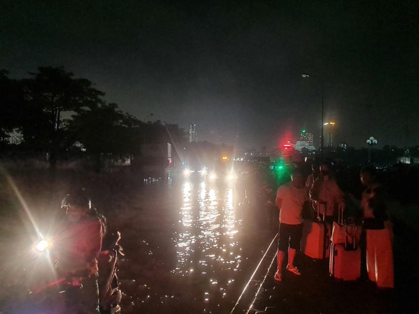 Nhiều người chọn cách rời khỏi taxi để đi bộ qua đoạn đường bị ngập.