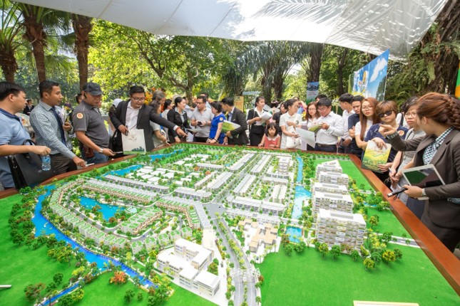 Các khách hàng chen chân xem mô hình, tìm hiểu thông tin dự án