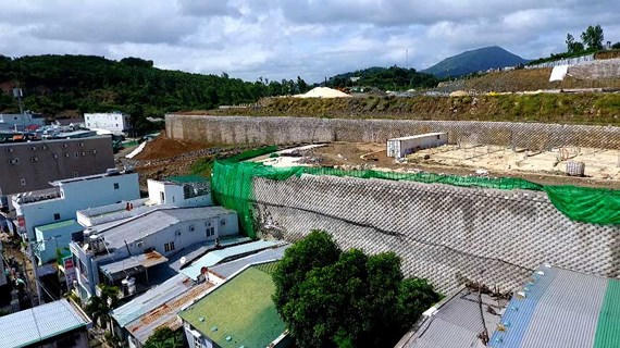 Tường Dự án Đồi Xanh Nha Trang chưa được cấp phép nhưng đã làm gần xong.