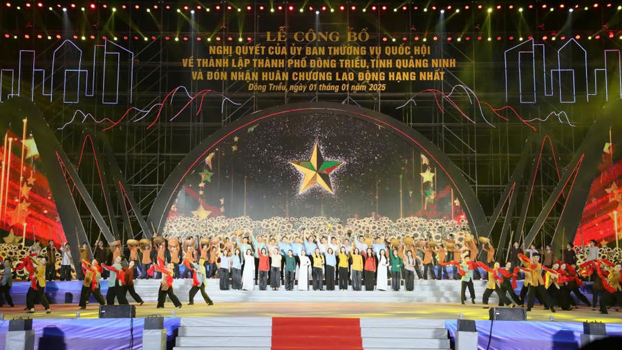 Chương trình nghệ thuật đặc sắc tại Lễ Công bố Nghị quyết của Ủy ban Thường vụ Quốc hội về thành lập thành phố Đông Triều và đón nhận Huân chương Lao động hạng Nhất.