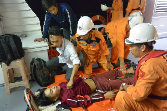 Thuyền viên Ty bị bệnh nặng khi đi biển đánh cá.