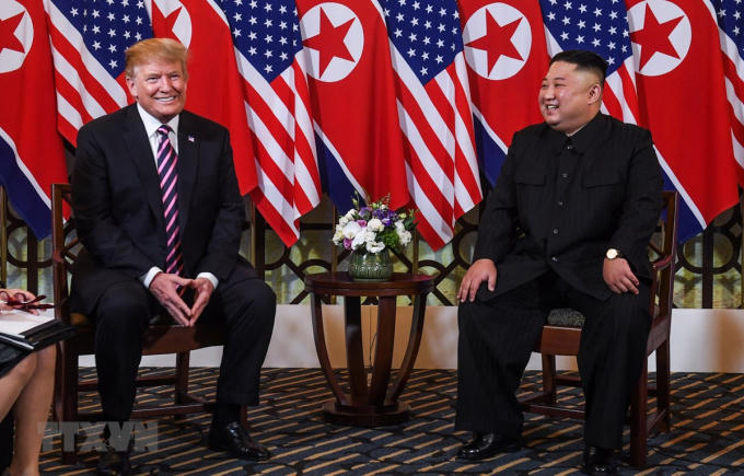 Tổng thống Mỹ Donald Trump (trái) và Chủ tịch Triều Tiên Kim Jong-un trong cuộc gặp đầu tiên tại Hội nghị thượng đỉnh Mỹ-Triều lần thứ hai tại Hà Nội ngày 27/2/2019. (Ảnh: AFP/TTXVN)