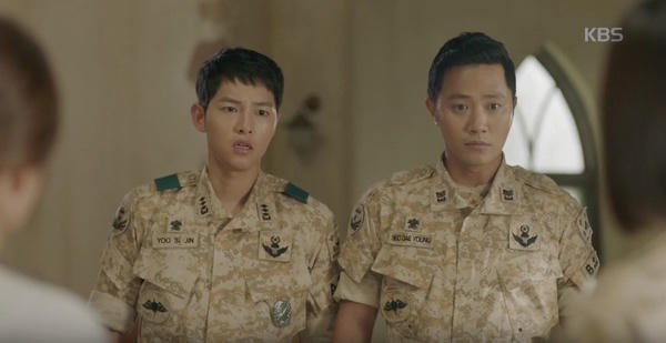 Hậu duệ của Mặt trời tập 10: Joong Ki v&agrave; Jin Goo &ldquo;to&aacute;t mồ h&ocirc;i&rdquo; v&igrave; người y&ecirc;u ph&aacute;t hiện ảnh với g&aacute;i lạ