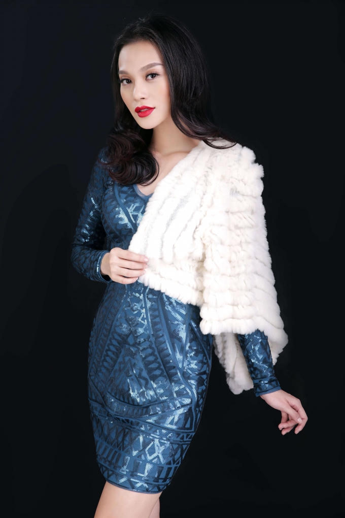 Cao Thùy Linh kết hợp khéo léo hai màu xanh - trắng