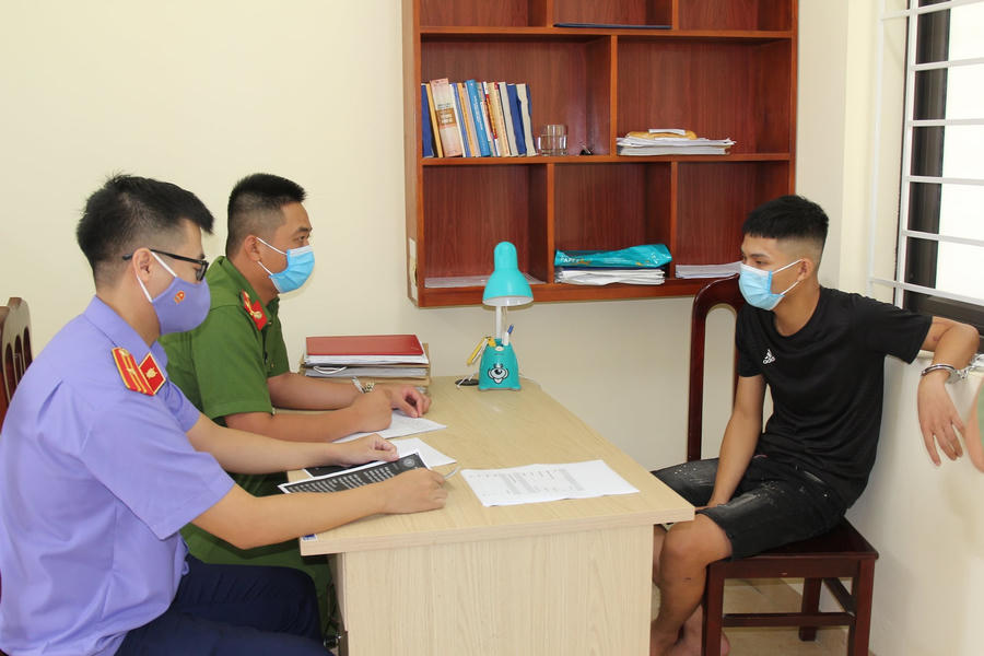 Bùi Huy Lực tại trụ sở công an. Ảnh: Công an Hà Nam.