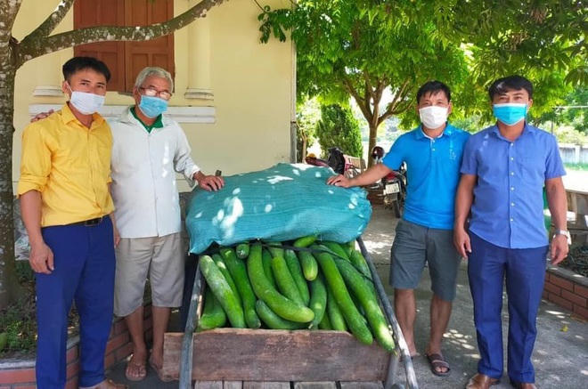 Người dân huyện Thanh Chương góp bí xanh gửi tặng vùng tâm dịch.