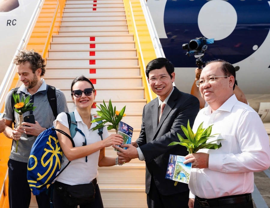 Lãnh đạo Bộ Văn hóa, Thể thao và Du lịch cùng lãnh đạo tỉnh An Giang đón vị khách thứ 20 triệu đến Phú Quốc.
						
					
				
			
			
						Lãnh đạo Bộ Văn hóa, Thể thao và Du lịch cùng lãnh đạo tỉnh An Giang đón vị khách thứ 20 triệu đến Phú Quốc.