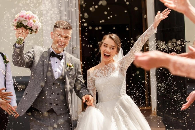 Nhiều người chật vật vì liên tục nhận được thiệp mời đám cưới (Ảnh: Shutterstock).