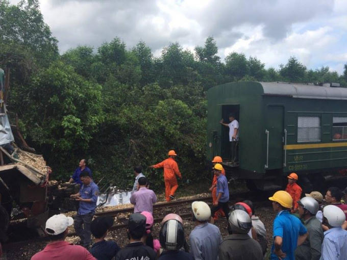 Tàu hỏa bị đứt đôi, còn ô tô tải bị tàu kéo hơn 300m.